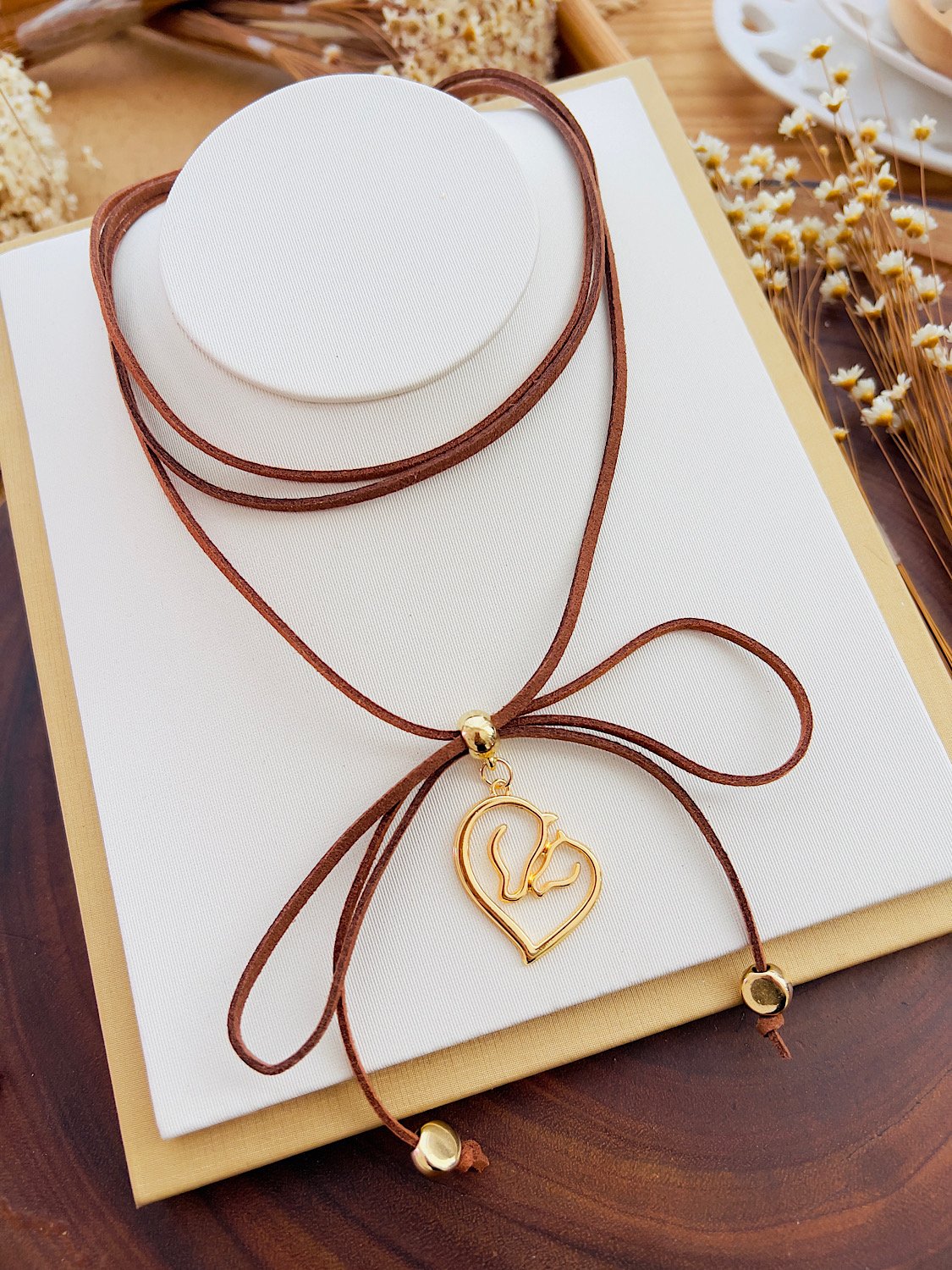 Choker Courinho Marrom Coração Cavalos 8978