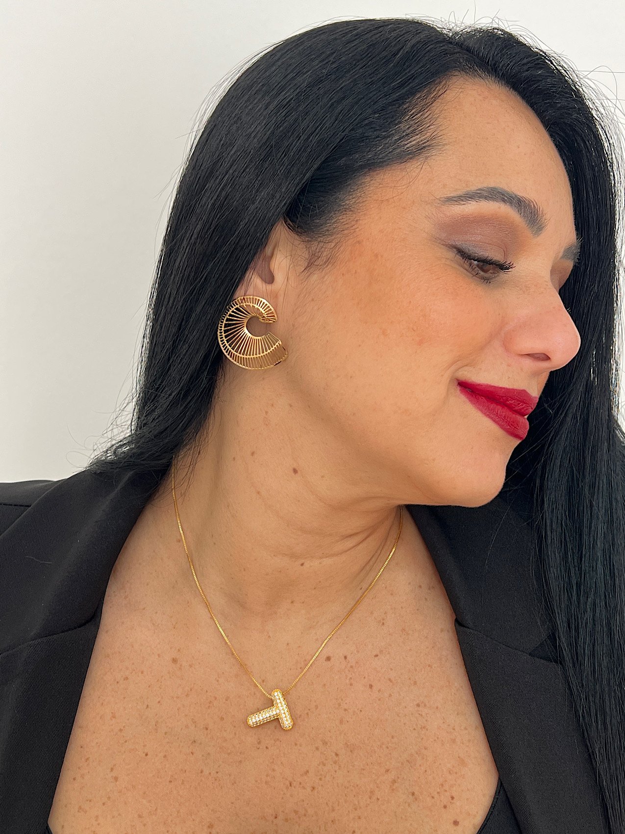 Colar Folheado a Ouro Bubble Cravejado Letra T 6829