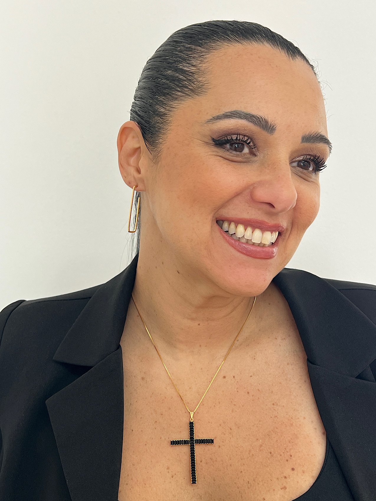 Colar Folheado a Ouro Crucifixo Navete Preto 5063