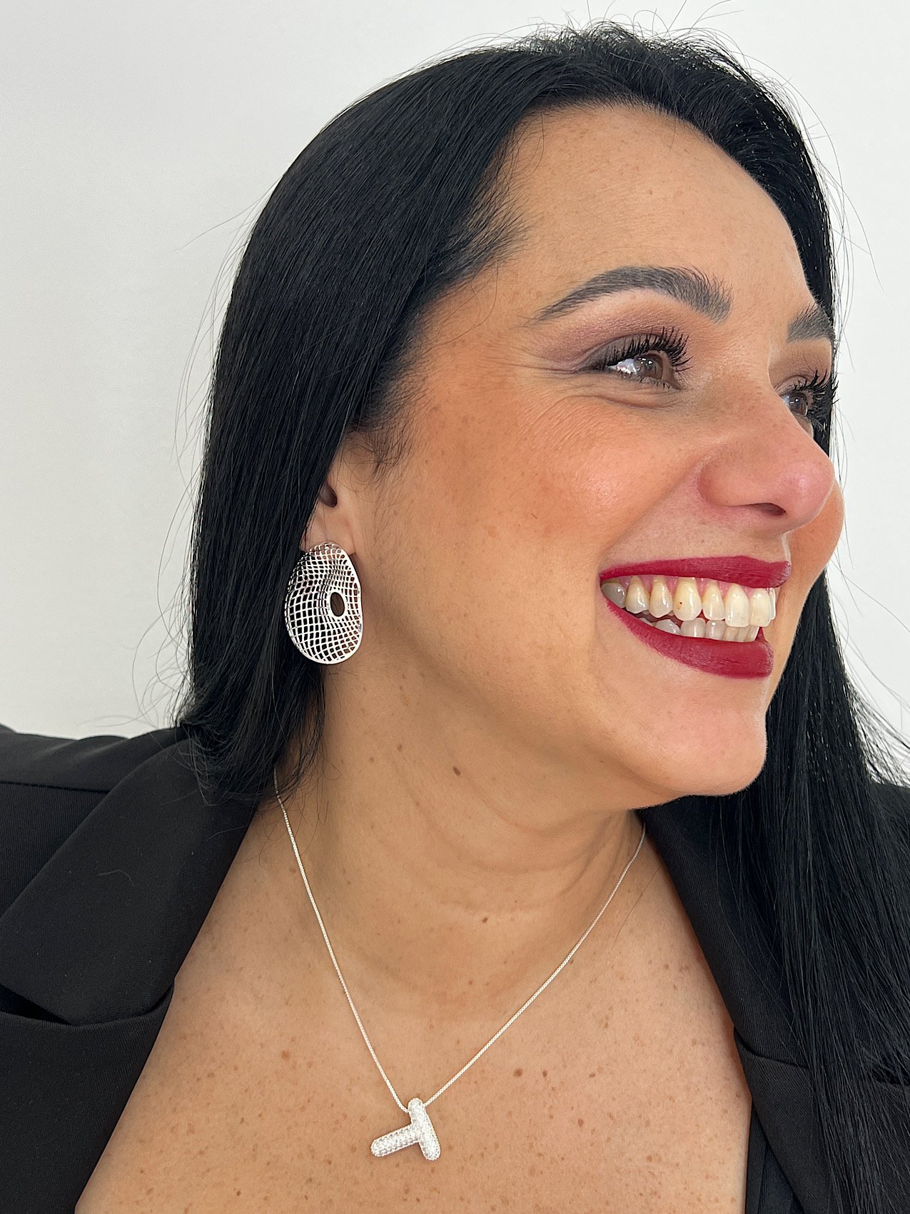 Colar Folheado a Prata Bubble Cravejado Letra T 6846